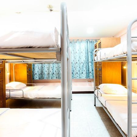 Hostel 8 Sukhumvit Soi 8 Bangkok Esterno foto