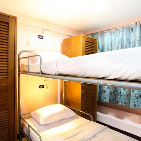Hostel 8 Sukhumvit Soi 8 Bangkok Esterno foto