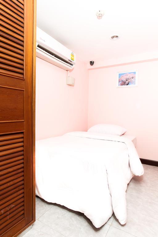 Hostel 8 Sukhumvit Soi 8 Bangkok Esterno foto