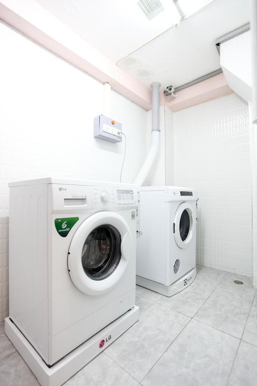 Hostel 8 Sukhumvit Soi 8 Bangkok Esterno foto