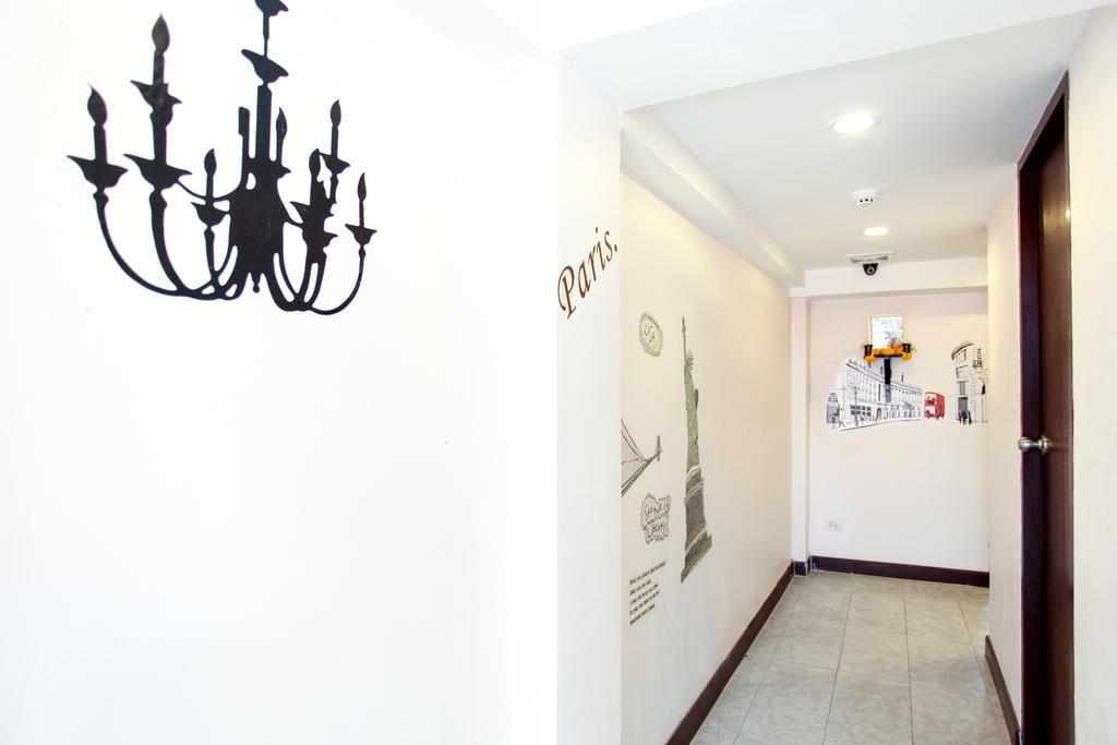 Hostel 8 Sukhumvit Soi 8 Bangkok Esterno foto