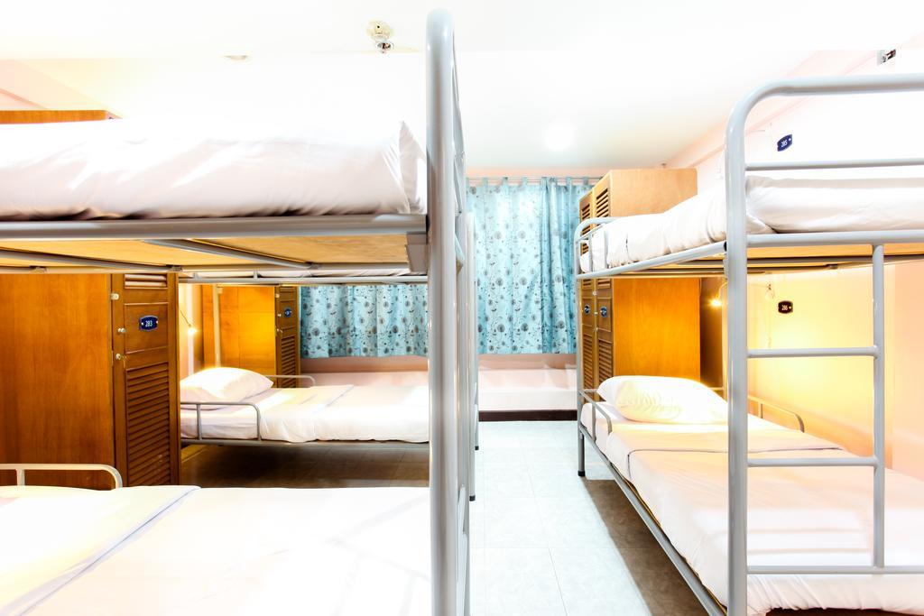 Hostel 8 Sukhumvit Soi 8 Bangkok Esterno foto